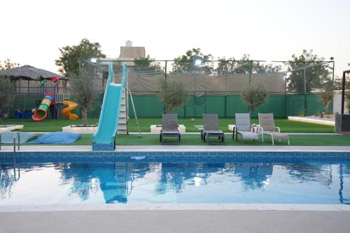 parveke/terassi, 1001 Nights Chalet Private Pool, Jacuzzi, BBQ Sleeps 15 Sharjah in Dhaid parveke/terassi, 1001 Nights Chalet Private Pool, Jacuzzi, BBQ Sleeps 15 Sharjah in Dhaid