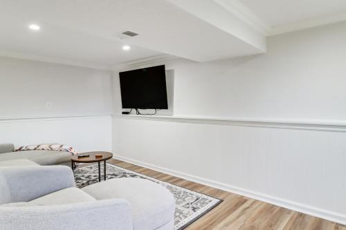 2 Mi to Sandy Point State Park Home with Deck! in 화이트홀 매너 2 Mi to Sandy Point State Park Home with Deck! in 화이트홀 매너