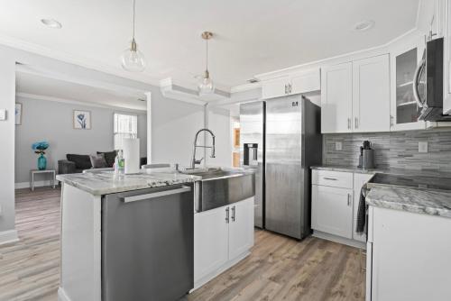 Luxurious 4BR-4BA Private Duplex in ATL in Pittsburgh Luxurious 4BR-4BA Private Duplex in ATL in Pittsburgh