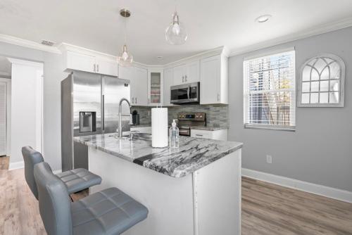 Luxurious 4BR-4BA Private Duplex in ATL in Pittsburgh Luxurious 4BR-4BA Private Duplex in ATL in Pittsburgh
