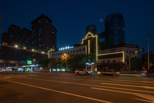 Dequan Luxury Hotel Bird's Nest BranchCoffee, fruits, snacks, a gym and a laundry room are provided in مركز المؤتمرات الوطني الصيني والقرية الأولمبية Dequan Luxury Hotel Bird's Nest BranchCoffee, fruits, snacks, a gym and a laundry room are provided in مركز المؤتمرات الوطني الصيني والقرية الأولمبية