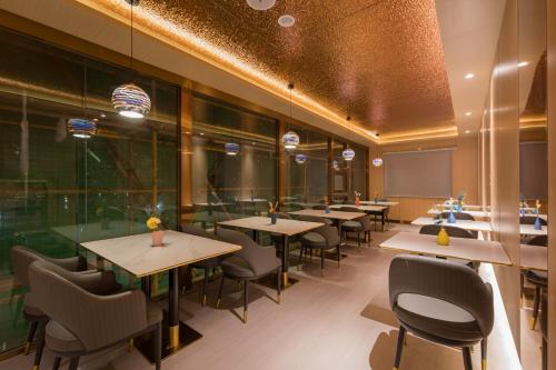Food and beverages, Dequan Luxury Hotel Bird's Nest BranchCoffee, fruits, snacks, a gym and a laundry room are provided near Water Cube Food and beverages, Dequan Luxury Hotel Bird's Nest BranchCoffee, fruits, snacks, a gym and a laundry room are provided near Water Cube