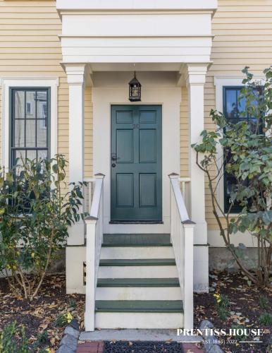 Prentiss House by Thatch in Aggasiz-Harvard Prentiss House by Thatch in Aggasiz-Harvard