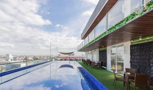 Swimming pool, Selah Pods Hotel near Libertad LRT Station Swimming pool, Selah Pods Hotel near Libertad LRT Station