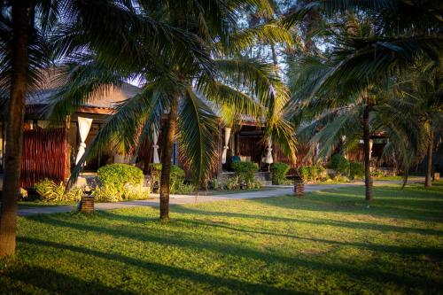 Garden, Long Beach Chalet in Pra Ae Beach Garden, Long Beach Chalet in Pra Ae Beach