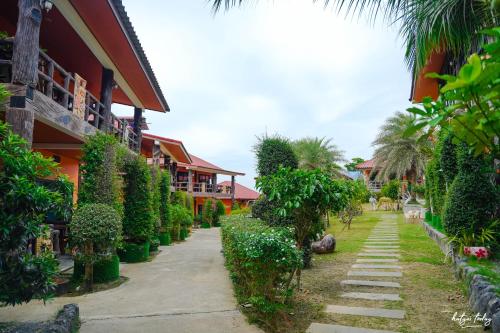 Garden, Chomview Lanta Water Park Resort in Koh Lanta Garden, Chomview Lanta Water Park Resort in Koh Lanta