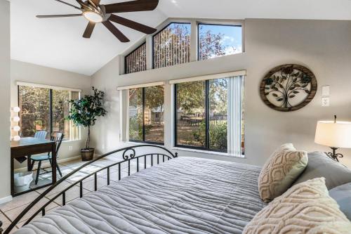 Doras Dream, 4 Bedrooms, Sleeps 12, Downtown in Mount Dora (FL) Doras Dream, 4 Bedrooms, Sleeps 12, Downtown in Mount Dora (FL)
