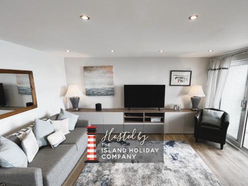 Shared lounge/TV area, 25 Breakwaters - Pet friendly in Sandown North Shared lounge/TV area, 25 Breakwaters - Pet friendly in Sandown North