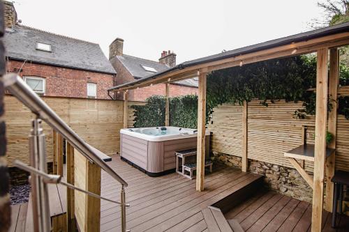 tuin, Modern Central Luxury Home with Hot Tub Sauna 11PPL in Manor Castle tuin, Modern Central Luxury Home with Hot Tub Sauna 11PPL in Manor Castle