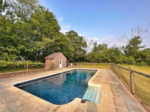 The Hilltop Fenced 8-Acre Dog-Friendly Retreat in Warwick (NY) The Hilltop Fenced 8-Acre Dog-Friendly Retreat in Warwick (NY)