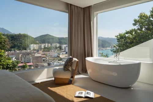 Miyue Shenzhen Blue and White Holy Island Cliff Pool Hotel in Dapeng Miyue Shenzhen Blue and White Holy Island Cliff Pool Hotel in Dapeng