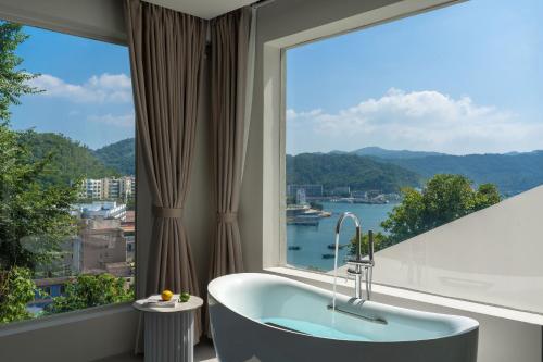 Miyue Shenzhen Blue and White Holy Island Cliff Pool Hotel in Dapeng Miyue Shenzhen Blue and White Holy Island Cliff Pool Hotel in Dapeng