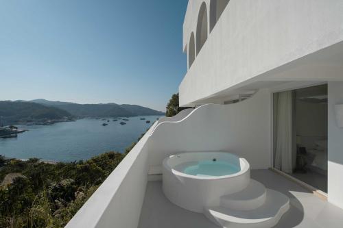 Miyue Shenzhen Blue and White Holy Island Cliff Pool Hotel in Dapeng Miyue Shenzhen Blue and White Holy Island Cliff Pool Hotel in Dapeng
