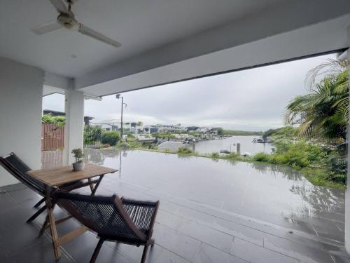 Scenic 5 Bed Riverview Classic and Relaxing Escape in Coomera Scenic 5 Bed Riverview Classic and Relaxing Escape in Coomera