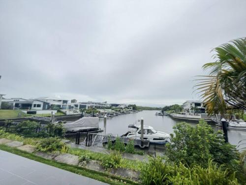 Scenic 5 Bed Riverview Classic and Relaxing Escape in Coomera Scenic 5 Bed Riverview Classic and Relaxing Escape in Coomera
