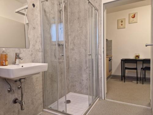 CARDA HAUS "Zimmer für entspannte Gäste - Einfach & Komfortabel" (CARDA HAUS "Zimmer fur entspannte Gaste - Einfach & Komfortabel") in Laa an der Thaya CARDA HAUS "Zimmer für entspannte Gäste - Einfach & Komfortabel" (CARDA HAUS "Zimmer fur entspannte Gaste - Einfach & Komfortabel") in Laa an der Thaya