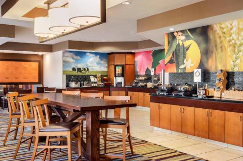 餐飲選擇, 托萊多莫米萬豪萬楓酒店 (Fairfield Inn & Suites Toledo Maumee) in 毛米 (OH) 餐飲選擇, 托萊多莫米萬豪萬楓酒店 (Fairfield Inn & Suites Toledo Maumee) in 毛米 (OH)