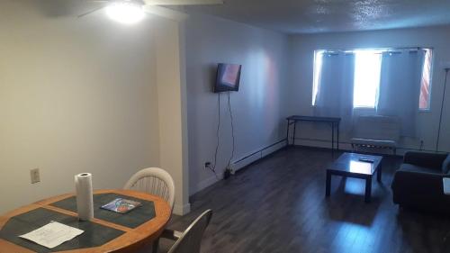 Sala de estar / sala de TV, Victoria Trail Apartments in Edmonton (AB) Sala de estar / sala de TV, Victoria Trail Apartments in Edmonton (AB)