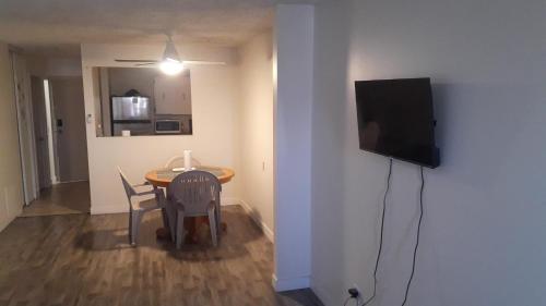 Sala de estar / sala de TV, Victoria Trail Apartments in Edmonton (AB) Sala de estar / sala de TV, Victoria Trail Apartments in Edmonton (AB)