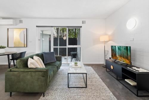Guestroom, Comfortable 1-Bed Unit with Private Courtyard in Parkville Guestroom, Comfortable 1-Bed Unit with Private Courtyard in Parkville