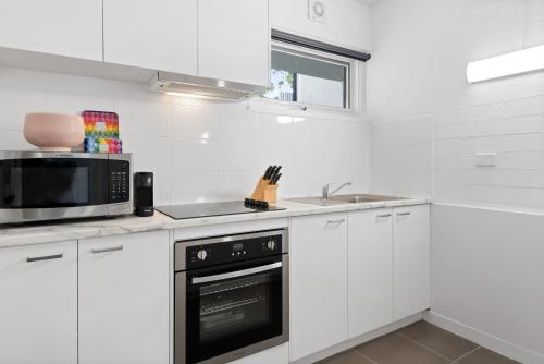 Comfortable 1-Bed Unit with Private Courtyard in Parkville Comfortable 1-Bed Unit with Private Courtyard in Parkville
