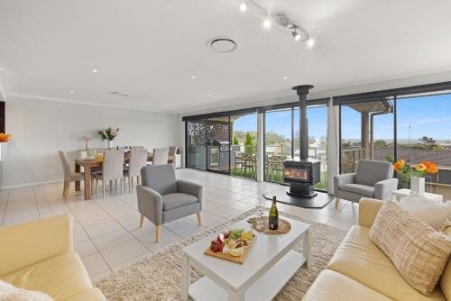 Oasis at Salamander Bay, 10 Raymond Ave - Boat Parking, WiFi, Air Con, Water Views in Porto Stephens Oasis at Salamander Bay, 10 Raymond Ave - Boat Parking, WiFi, Air Con, Water Views in Porto Stephens