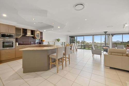 Oasis at Salamander Bay, 10 Raymond Ave - Boat Parking, WiFi, Air Con, Water Views in Porto Stephens Oasis at Salamander Bay, 10 Raymond Ave - Boat Parking, WiFi, Air Con, Water Views in Porto Stephens