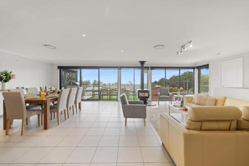 Oasis at Salamander Bay, 10 Raymond Ave - Boat Parking, WiFi, Air Con, Water Views in Porto Stephens Oasis at Salamander Bay, 10 Raymond Ave - Boat Parking, WiFi, Air Con, Water Views in Porto Stephens