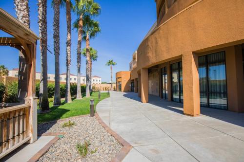 View, Courtyard Merced in Merced (CA) View, Courtyard Merced in Merced (CA)