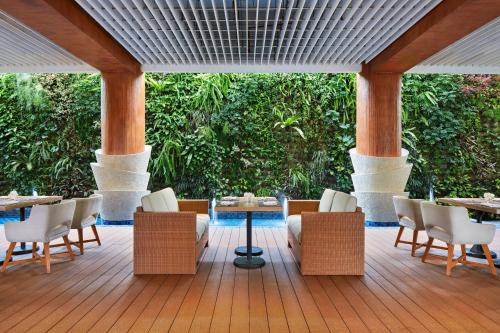 Restaurant, Courtyard by Marriott Bandung Dago in Bandung Restaurant, Courtyard by Marriott Bandung Dago in Bandung