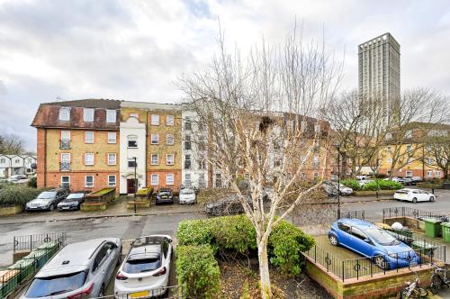 Trendy 1 Bed Apartment Sleeps 5 East London E15 in London Trendy 1 Bed Apartment Sleeps 5 East London E15 in London