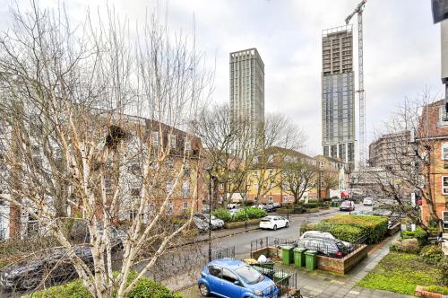 Trendy 1 Bed Apartment Sleeps 5 East London E15 in London Trendy 1 Bed Apartment Sleeps 5 East London E15 in London
