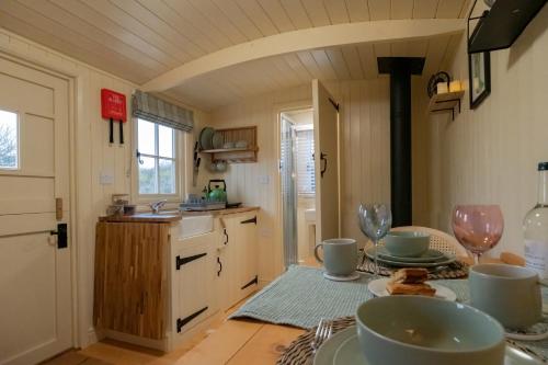 ShepherdsHut-Cotswolds-PetFriendly-WoodBurner in Farthinghoe ShepherdsHut-Cotswolds-PetFriendly-WoodBurner in Farthinghoe