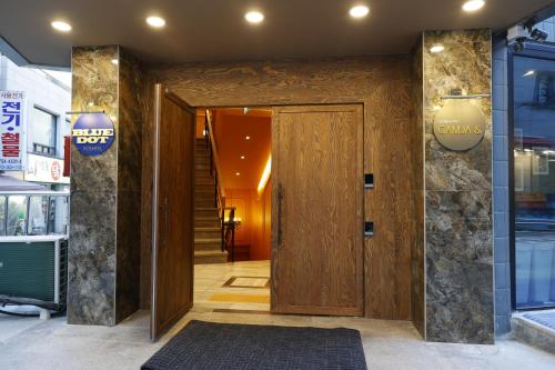 Entrance, Bluedot Poshtel Myeongdong in Seoul Entrance, Bluedot Poshtel Myeongdong in Seoul