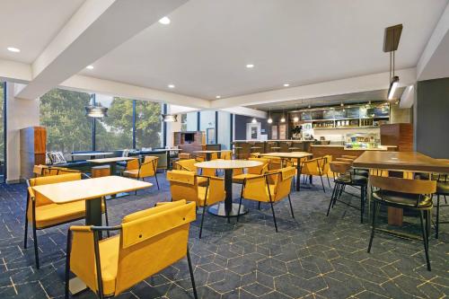 Restaurant, Courtyard Chicago Elmhurst/Oakbrook Area in South O'Hare Restaurant, Courtyard Chicago Elmhurst/Oakbrook Area in South O'Hare