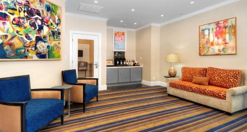 Bar/ Salón, Best Western Plus Palm Court Hotel in Davis Bar/ Salón, Best Western Plus Palm Court Hotel in Davis