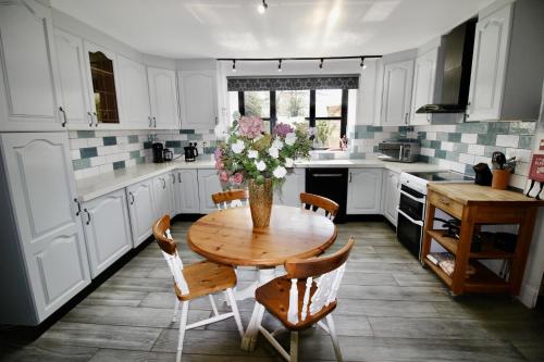 Cucina, Llanfair Hall, Dog Friendly, Cinema, Games Room, Hot Tub in Harlech Cucina, Llanfair Hall, Dog Friendly, Cinema, Games Room, Hot Tub in Harlech