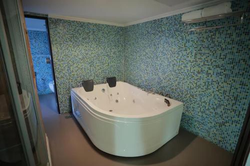 جاكوزي, فندق ومركز مؤتمرات ذا كويلون بيتش (The Quilon Beach Hotel & Convention Center) in كولام جاكوزي, فندق ومركز مؤتمرات ذا كويلون بيتش (The Quilon Beach Hotel & Convention Center) in كولام