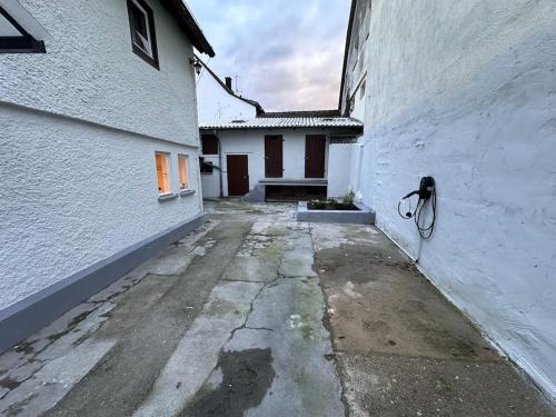 Bequemes Fachwerkhaus für 10 Personen mit Innenhof und Wallbox (Bequemes Fachwerkhaus fur 10 Personen mit Innenhof und Wallbox) in Liederbach Bequemes Fachwerkhaus für 10 Personen mit Innenhof und Wallbox (Bequemes Fachwerkhaus fur 10 Personen mit Innenhof und Wallbox) in Liederbach