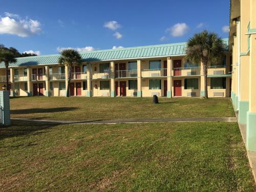 花園, 花園套房酒店 (Garden Inn & Suites) in 彭沙科拉 (FL) 花園, 花園套房酒店 (Garden Inn & Suites) in 彭沙科拉 (FL)