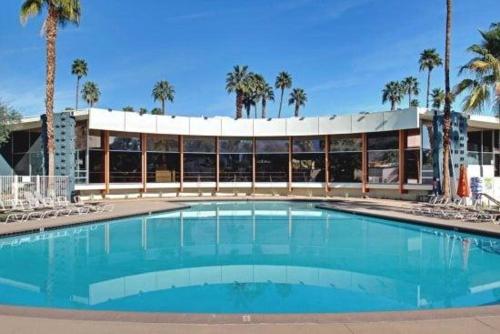 Mid-Century Pad - Ocotillo Lodge