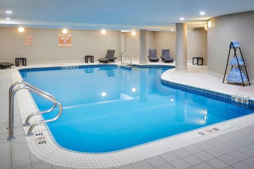 Swimming pool, Delta Hotels Toronto Mississauga in Mississauga (ON) Swimming pool, Delta Hotels Toronto Mississauga in Mississauga (ON)