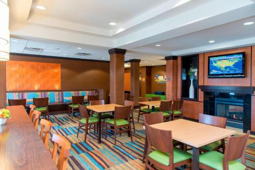 อาหารและเครื่องดื่ม, แฟร์ฟิลด์ อินน์ แอนด์ สวีท โอมาฮา ดาวน์ทาวน์ (Fairfield Inn & Suites Omaha Downtown) near ตลาดเก่า อาหารและเครื่องดื่ม, แฟร์ฟิลด์ อินน์ แอนด์ สวีท โอมาฮา ดาวน์ทาวน์ (Fairfield Inn & Suites Omaha Downtown) near ตลาดเก่า