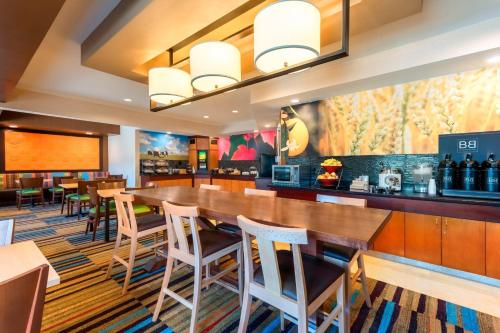 Comida y bebida, Fairfield Inn & Suites Stevens Point in Stevens Point Comida y bebida, Fairfield Inn & Suites Stevens Point in Stevens Point