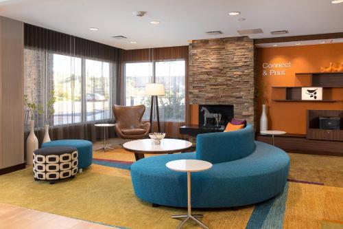 Előcsarnok, Fairfield by Marriott Inn & Suites Sacramento Folsom in Folsom (Kalifornia) Előcsarnok, Fairfield by Marriott Inn & Suites Sacramento Folsom in Folsom (Kalifornia)