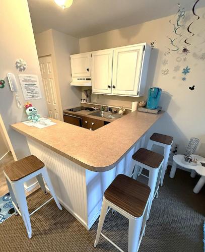 Disney Wonderland Suite at Jiminy-Ski On Off Mtn - Must See Stitch and Mickey Magic in Hancock (MA) Disney Wonderland Suite at Jiminy-Ski On Off Mtn - Must See Stitch and Mickey Magic in Hancock (MA)