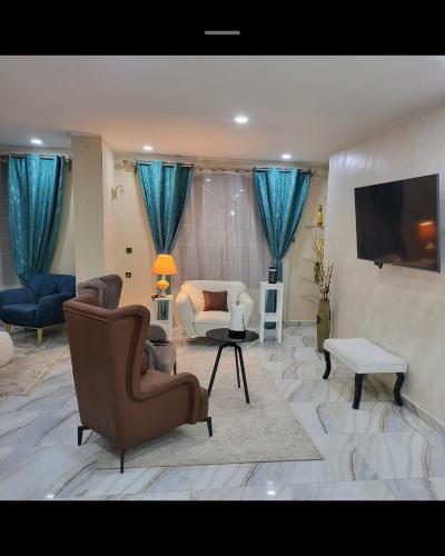 Comoditats, Large two story house in Dar El Beida Comoditats, Large two story house in Dar El Beida