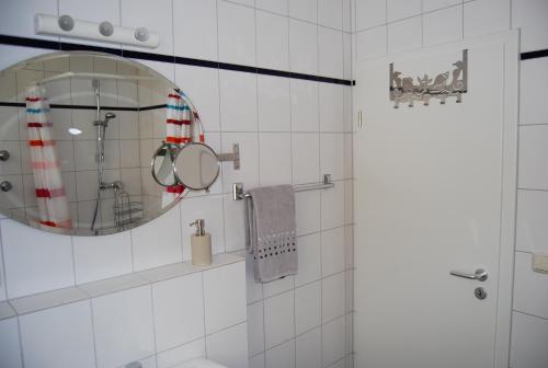 Bathroom, Kronenhof - Wein und Ferien in Gau-Algesheim Bathroom, Kronenhof - Wein und Ferien in Gau-Algesheim