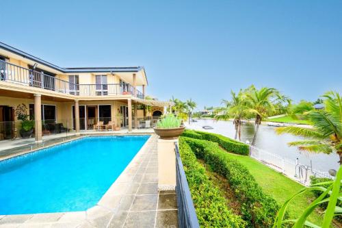 Benowa Bliss Retreat - Waterfront with Skyline Views in Benowa Benowa Bliss Retreat - Waterfront with Skyline Views in Benowa
