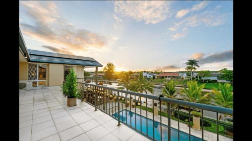 Benowa Bliss Retreat - Waterfront with Skyline Views in Benowa Benowa Bliss Retreat - Waterfront with Skyline Views in Benowa